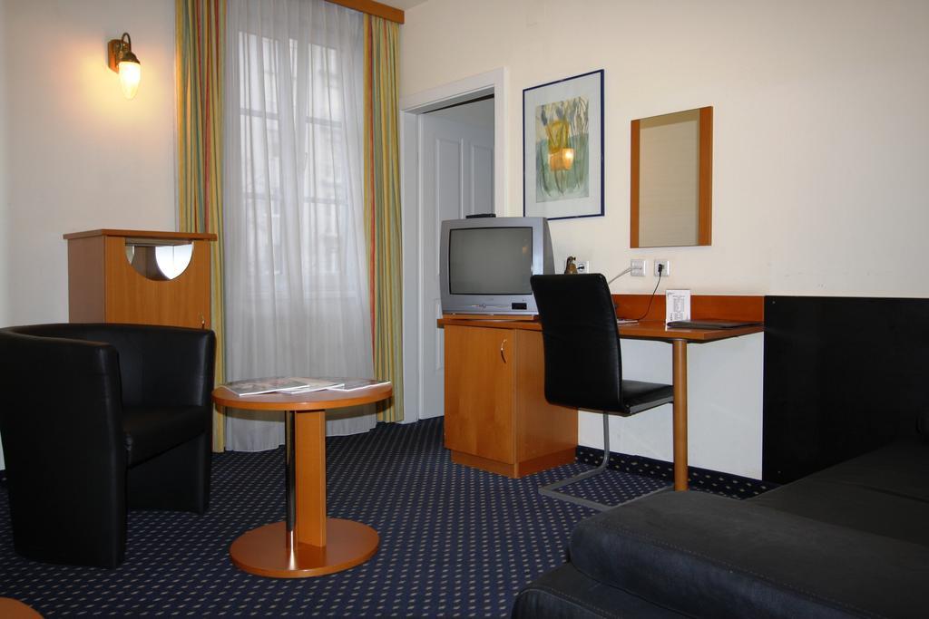 Hotel 900 M Zur Oper 4*