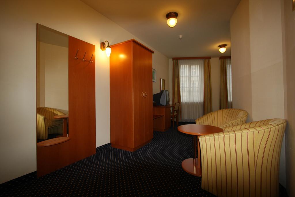 900 M Zur Oper Hotel 4*